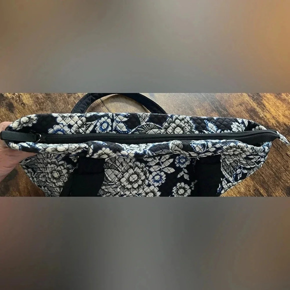 RETIRED: Vera Bradley | ladies Snow Lotus Hadley on the go shoulder handbag.​ - Picture 13 of 16